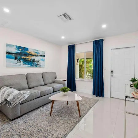 Uhost Ai - Prime Location With Smart Amenities Apartment